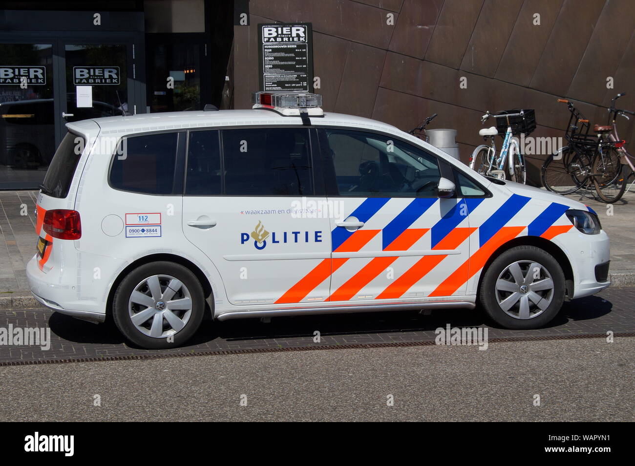 Almere Stad, Flevoland, Niederlande - 18. Juni 2017: Nationale Niederländische Polizei Auto (politie), Volkswagen Touran, auf einer Straße der Stadt geparkt. Stockfoto