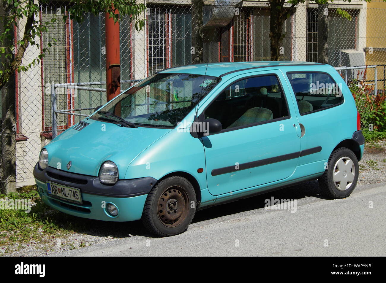 Skofja Loka, Slowenien - August 7, 2017: Renault Twingo auf einem öffentlichen Parkplatz geparkt in der Stadt Skofje Loka. Niemand in de Fahrzeug. Stockfoto