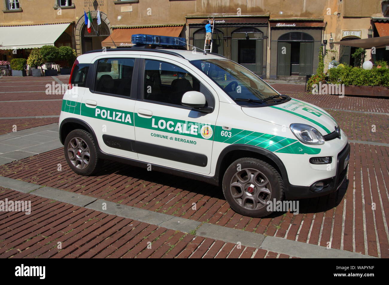 Bergamo, Lombardije, Italien, 17. August 2017: Italienische lokale Polizei Auto, Fiat Panda, geparkt auf einem öffentlichen Parkplatz in der Stadt Bergamo. Niemand in Stockfoto