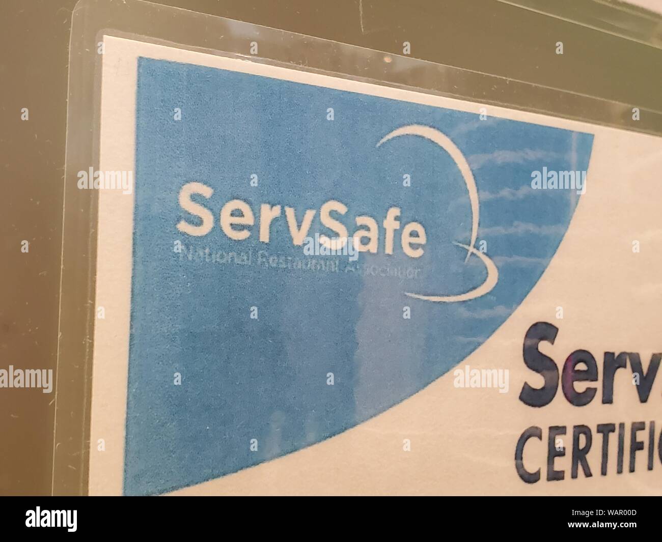 Close-up Logo für ServSafe Bescheinigung der Vollendung eines safe food service Kurs in einem Restaurant, 20. August 2019. () Stockfoto