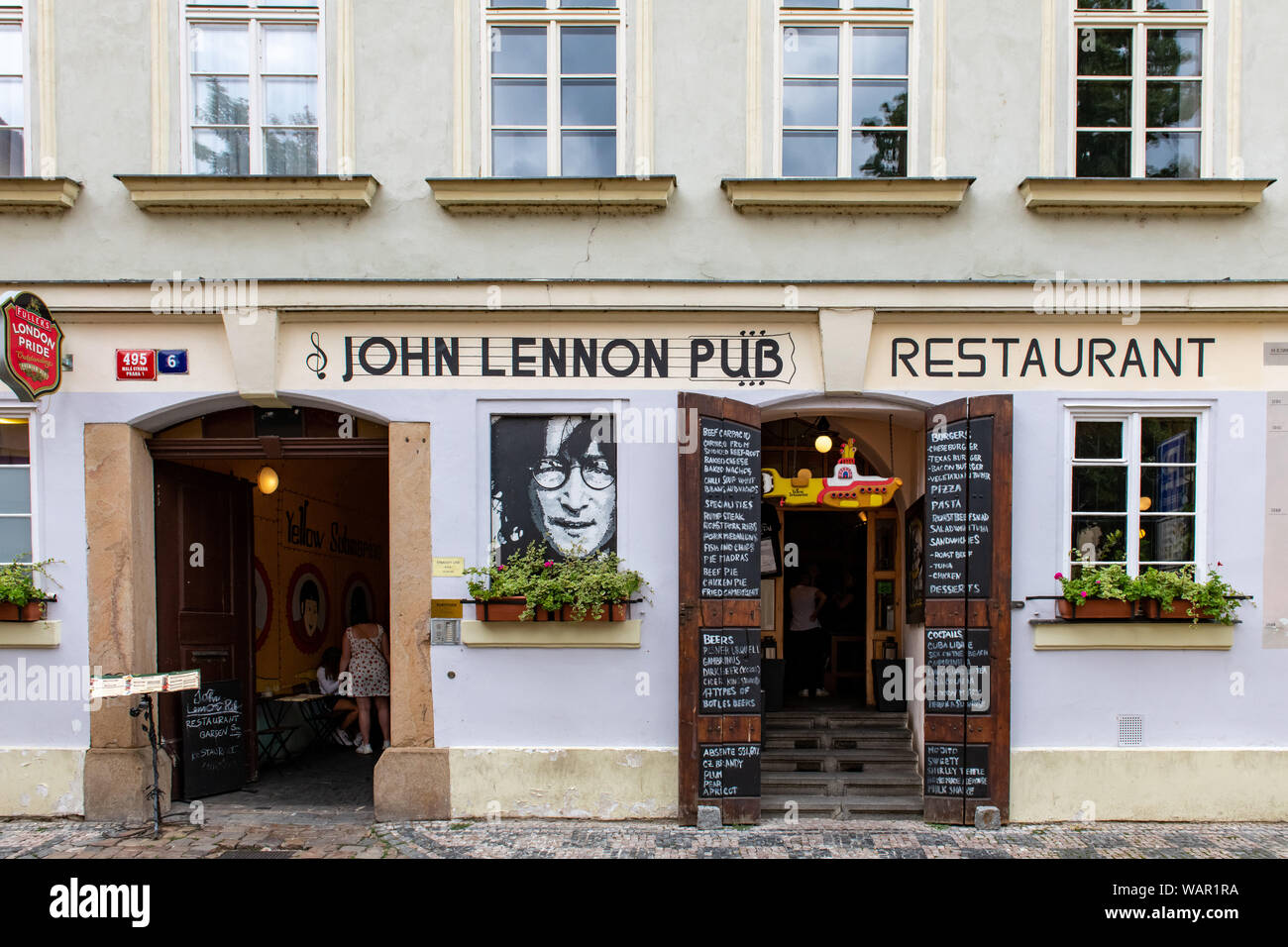 Prag john lennon pub Fotos und Bildmaterial in hoher Auflösung Alamy