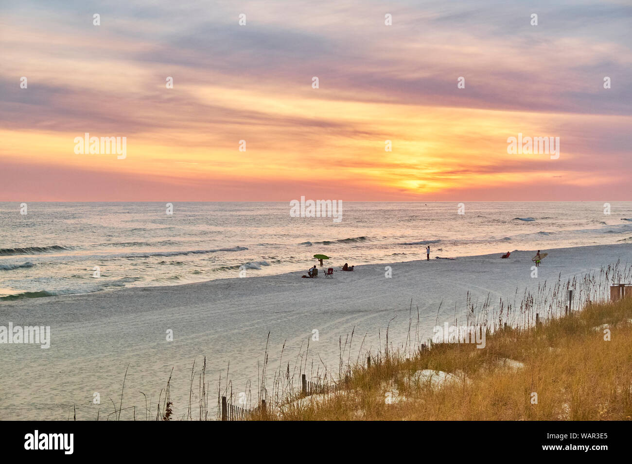 Leute auf einem Florida Panhandle, Golfküste, Strand in der Nähe von Destin, Florida USA, bei Sonnenuntergang. Stockfoto