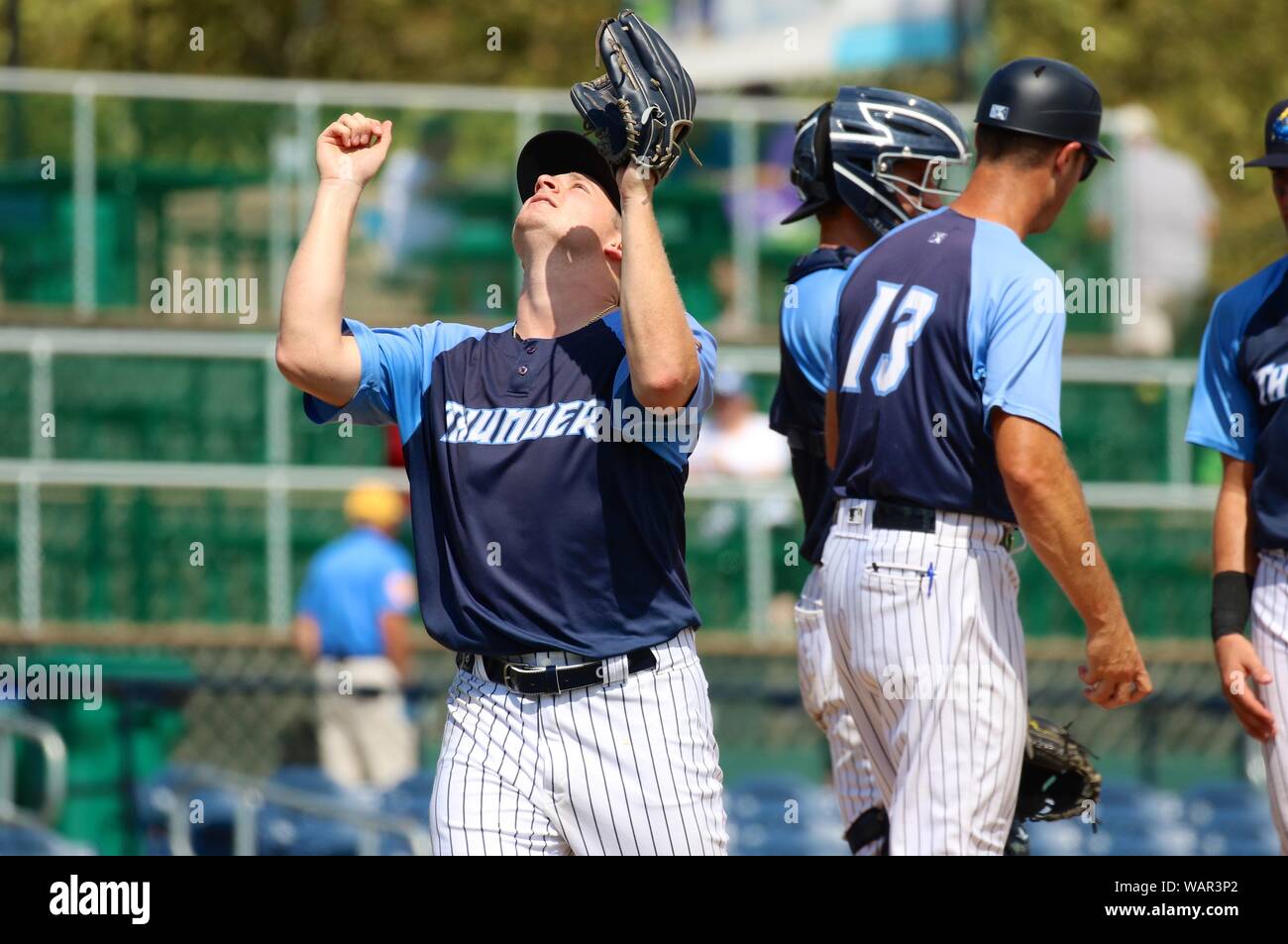 Trenton, New Jersey, USA. 21 Aug, 2019. In seinem Debüt für die trenton Donner, CLARKE SCHMIDT dankt, wie er den Damm Blätter nach Pitching 6.2 Innings der no-Ball laufen gegen die New-Hampshire Fischer-Katzen bei ARM & HAMMER Park. Endstand war 4-0, Donner, in einer kombinierten abgeschaltet. Schmidt ist der New York Yankees' #5 Prospect. Thunder Manager PATRICK OSBORN (13) ist auf der rechten Seite. Credit: Staton Rabin/ZUMA Draht/Alamy leben Nachrichten Stockfoto