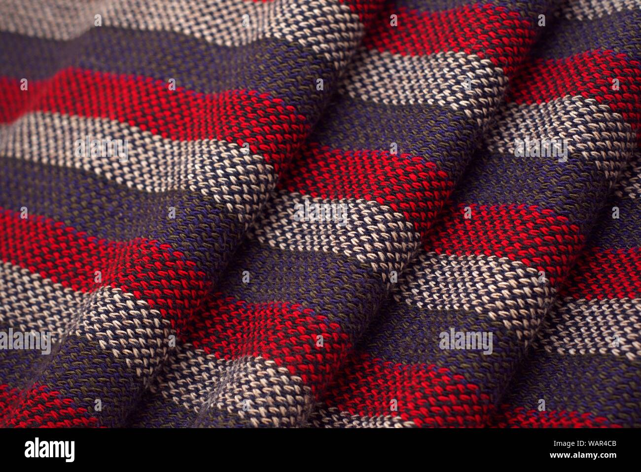 Rot, grau und weiß gestreiften Schal. Das wellige Band und die Textur des Threads ist deutlich zu sehen. Stockfoto