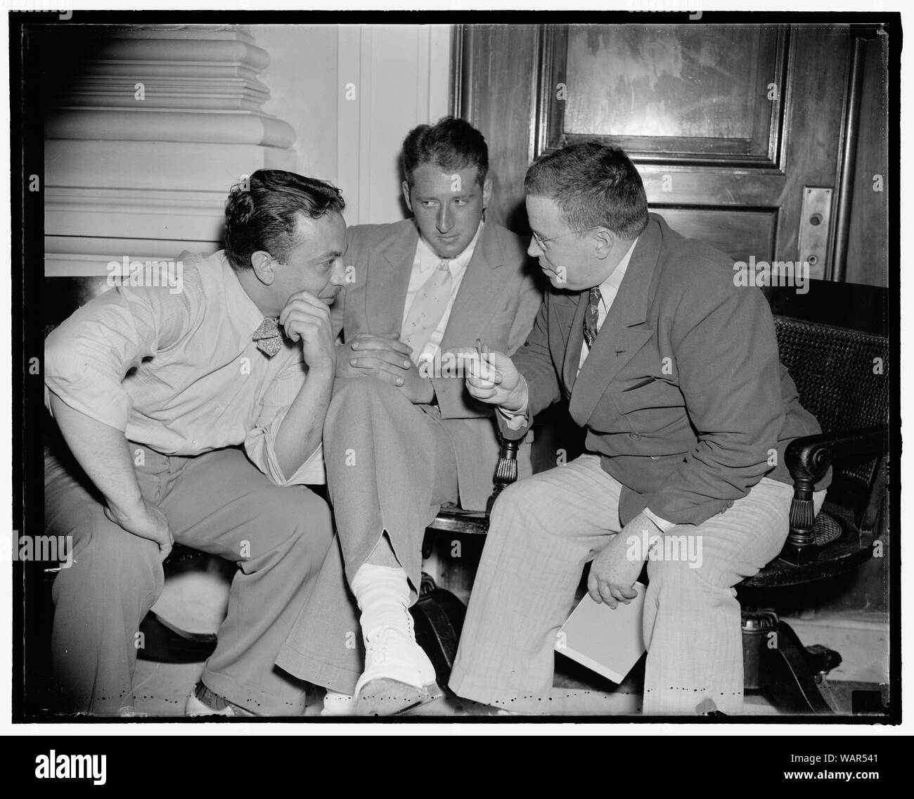 Stirbt Ausschuss erklärte von Methoden Jugend für Service mit Loyalisten zu rekrutieren. Washington, D.C., Aug 18. Methoden Jugendliche für Service mit Loyalisten in Spanien zu rekrutieren, detaillierte der stirbt Ausschuss heute von Alvin I. Alpern, (links) Boston Jugend, und Abraham Sobol (Mitte) sowohl die Jugendliche, die mit Edward F. Sullivan, ace-Forscher für den Ausschuss angezeigt werden, sagte, die von der Kommunistischen Partei rekrutiert wurden, bestimmten Mittel und nach Spanien geschickt einen Sprung an Hitler, 8/18/38 zu nehmen Stockfoto