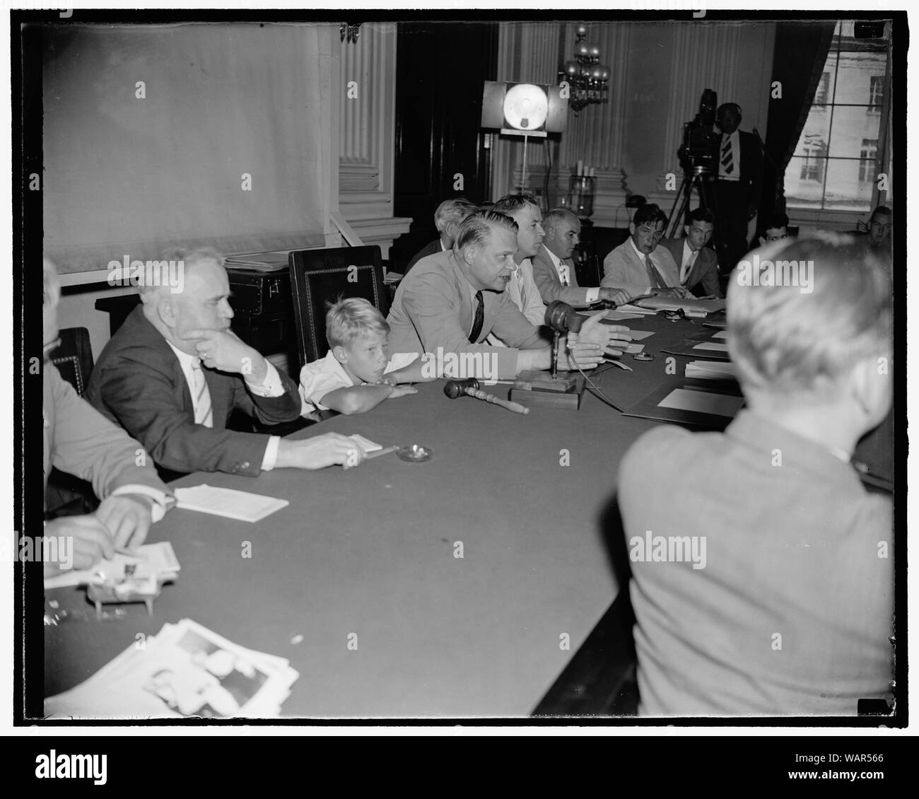 Stirbt' jungen Sohn erfährt von un-amerikanischen Aktivitäten aus erster Hand. Washington, D.C., Aug 12. Junge Bobby stirbt, Sohn des Rep. Martin stirbt und Vorsitzender des Haus Untersuchungsausschuss un-amerikanischen Aktivitäten, hört aufmerksam zu, wie sein Vater fragen Zeugen vor dem Ausschuss heute. Auf der linken Seite ist der Rep. Noah M.Maurer, Republikaner von Illinois, ein Mitglied des Ausschusses, 8/12/38 Stockfoto