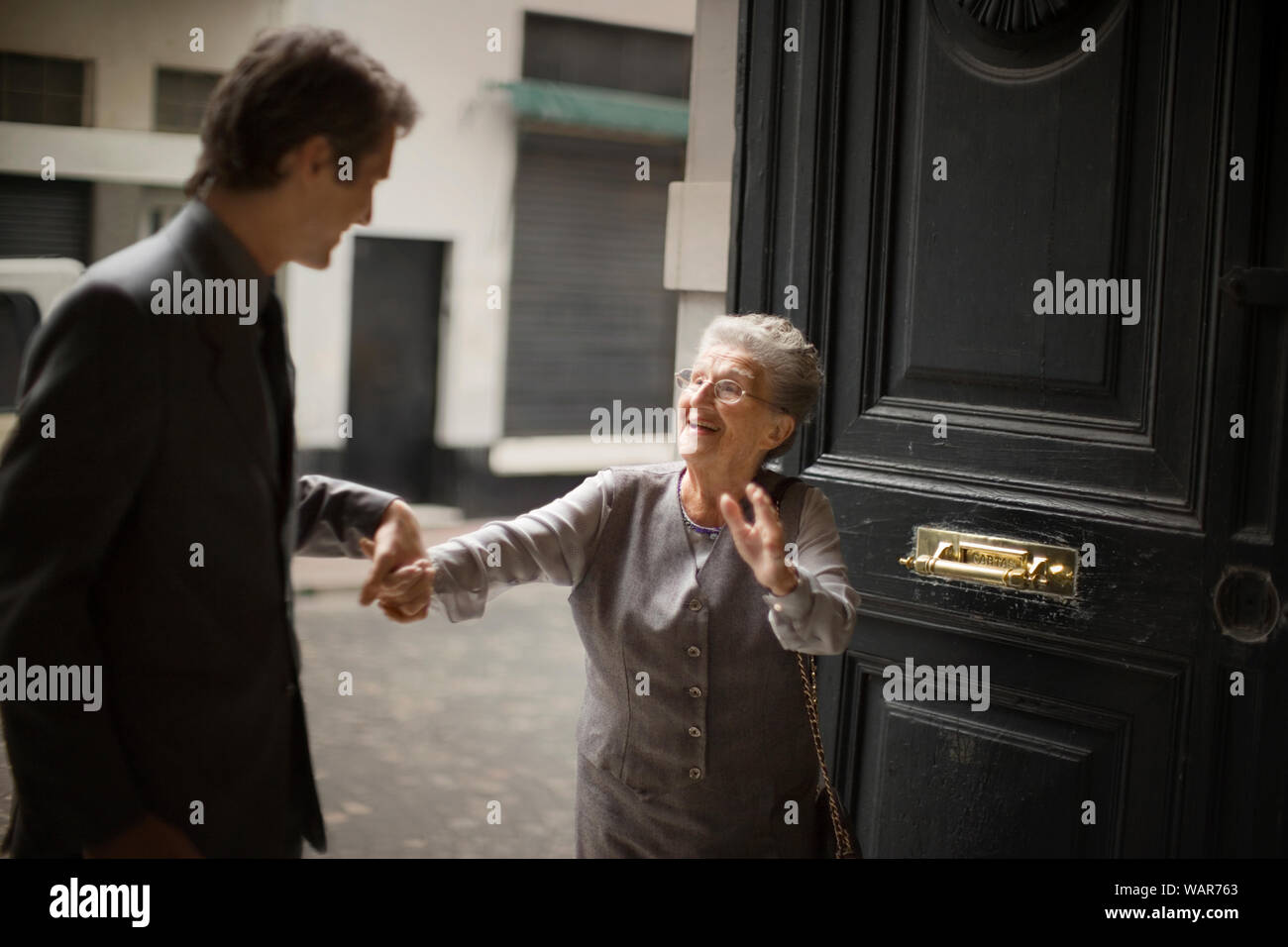 Der Sohn hielt seinen alten motherÃ¢â'¬â"¢s Hand. Stockfoto