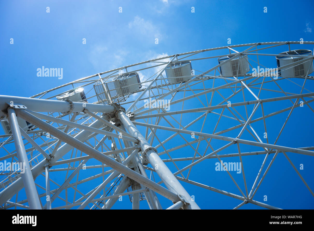 Schöne und moderne Riesenrad auf blauen Himmel Hintergrund. Jewpatoria, Krim Stockfoto