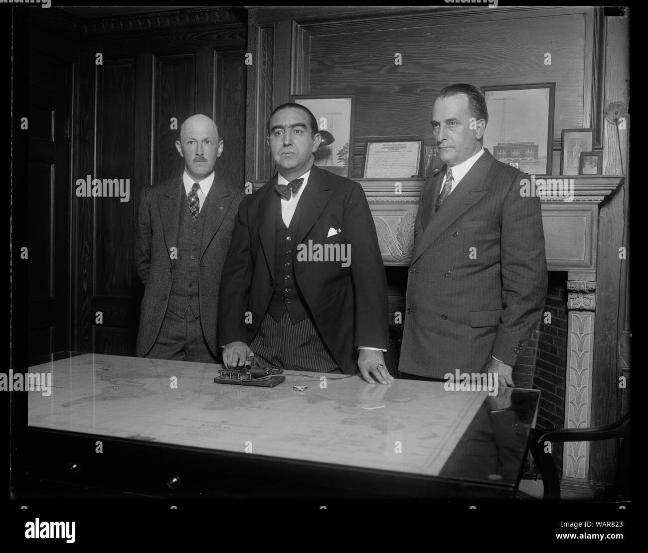 Direkte Radio Telegrafische Kommunikation zwischen den Vereinigten Staaten und Spanien wurde offiziell an die Büros der R.C.A. geöffnet Kommunikation in Washington heute Morgen. Mariano de Amoedo, Charge d'affaires der Spanischen Botschaft gezeigt wird durch Drücken der Taste Öffnen der Telegrafen- Service. Der König von Spanien und dem Ministerpräsidenten waren am anderen Ende des Stromkreises. In der Gruppe, auf der linken Seite ist der Flammpunkt Guthrie der Radio Corporation und auf der rechten Seite, David A. Lachs, Vorsitzender des Präsidiums der Indizes und Archiv, Abt. Staat Stockfoto