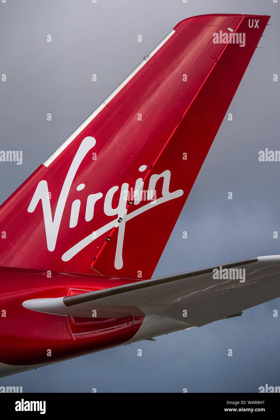 Glasgow, UK. 21. August 2019. Virgin Atlantic Airbus A350-1000 Flugzeug am Internationalen Flughafen Glasgow für Pilot Training gesehen. Die Marke Virgin neuen Jumbo Jet bietet sozialen eine erstaunliche neue "Loft" Raum mit Sofas in der Business Class, und treffend die Registrierung G-VLUX geschmückt. Das gesamte Flugzeug haben auch Zugang zu High-Speed-WLAN. Virgin Atlantic hat insgesamt 12 Airbus A350-1000 s. Sie sind alle geplanten die Flotte bis 2021 melden Sie in eine Bestellung im Wert von schätzungsweise $ 4,4 Mrd. £ (3,36 Mrd. Euro). Das Flugzeug verspricht auch zu 30% sparsamer Einsparung von CO2-Emissionen. Stockfoto