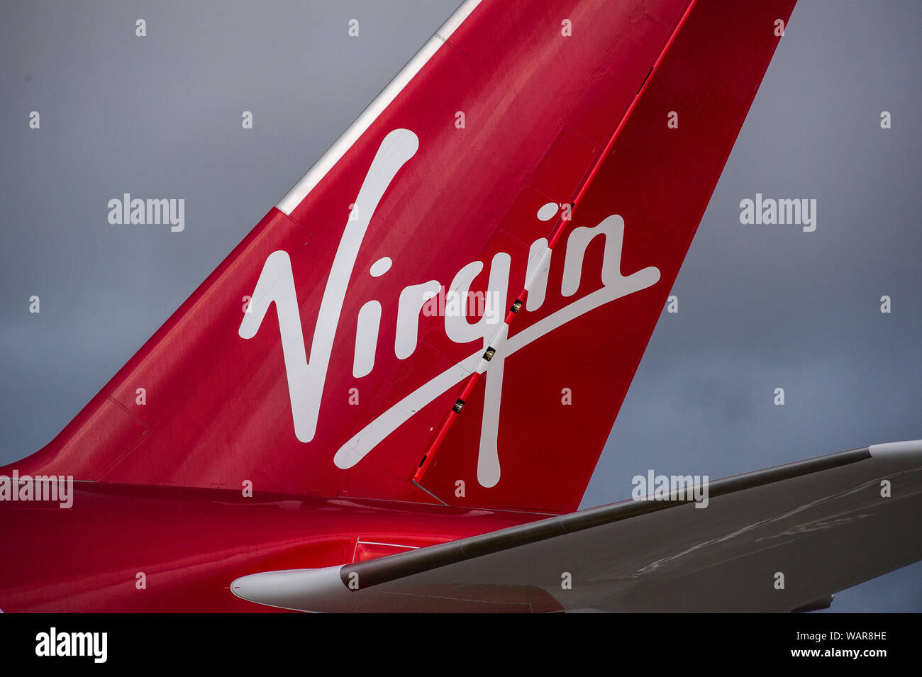 Glasgow, UK. 21. August 2019. Virgin Atlantic Airbus A350-1000 Flugzeug am Internationalen Flughafen Glasgow für Pilot Training gesehen. Die Marke Virgin neuen Jumbo Jet bietet sozialen eine erstaunliche neue "Loft" Raum mit Sofas in der Business Class, und treffend die Registrierung G-VLUX geschmückt. Das gesamte Flugzeug haben auch Zugang zu High-Speed-WLAN. Virgin Atlantic hat insgesamt 12 Airbus A350-1000 s. Sie sind alle geplanten die Flotte bis 2021 melden Sie in eine Bestellung im Wert von schätzungsweise $ 4,4 Mrd. £ (3,36 Mrd. Euro). Das Flugzeug verspricht auch zu 30% sparsamer Einsparung von CO2-Emissionen. Stockfoto