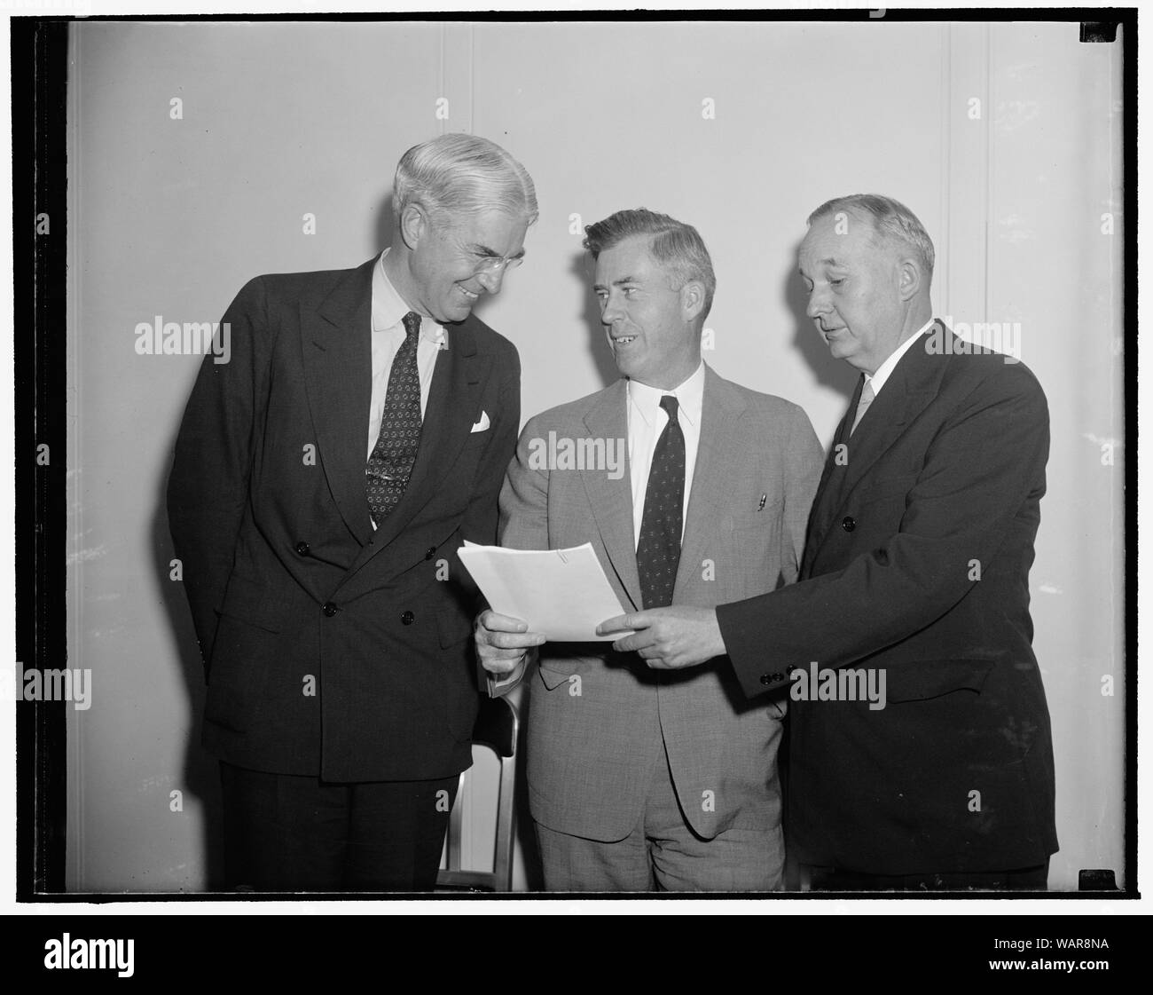 Baumwolle export Programm diskutieren. Washington, D.C., am 13. Juli. Im Rampenlicht auf der heutigen Konferenz aus Baumwolle Handels- und Textilindustrie Vertreter waren wird Clayton, Links, der Anderson-Clayton Co., Houston, Texas; Sekretär für Landwirtschaft Henry A. Wallace und Rep. Marvin Jones von Texas, Vorsitzender des Ausschusses für Landwirtschaft und ländliche Entwicklung. Wallace erklärt der Teilnehmer, dass er glaubte, eine Baumwolle export Programm sofort in Kraft gesetzt werden sollten Stockfoto