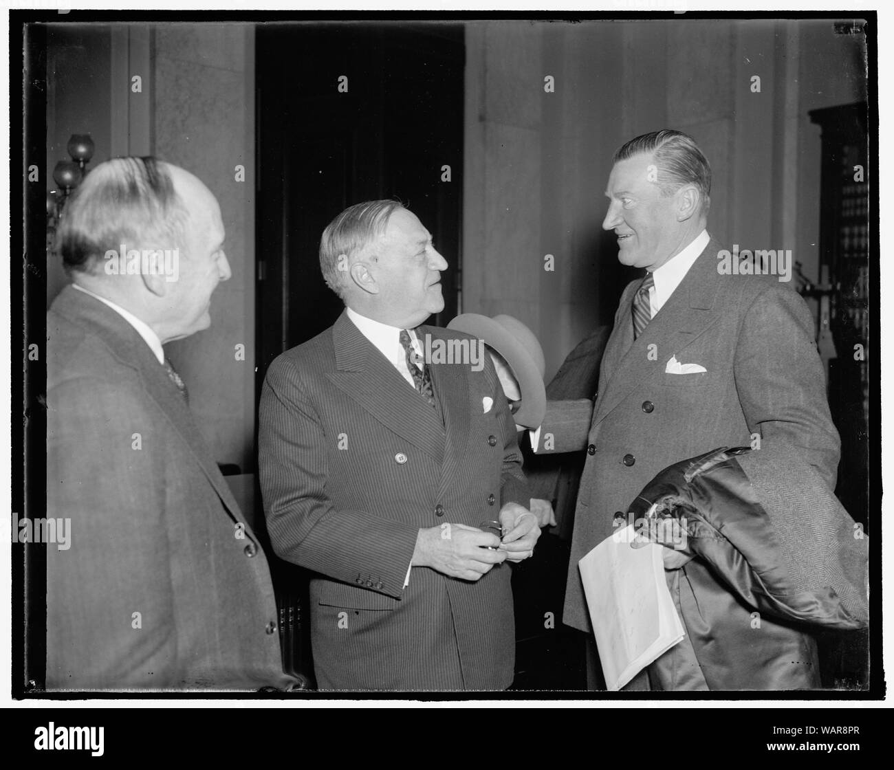 Diskutieren änderungen Gehäuse handeln. Washington, D.C., 1. Federal Housing Administrator Stewart McDonald (rechts) diskutiert mit Senator Robert F. Wagner, Autor von Wagner Gehäuse handeln, die Empfehlungen von Präsident Roosevelt für Änderungen des Gesetzes, die für eine 10% Anzahlung als ausreichend auf den Kauf von zu Hause zur Verfügung stellen würde. Die vor dem Senat Banken und Währung Ausschuss später McDonald forderte, dass der Senat die vorgeschlagenen Änderungen erlassen, um mögliche große tätigen Sie kostengünstige Wohnungsbau. 12/01/37 Stockfoto