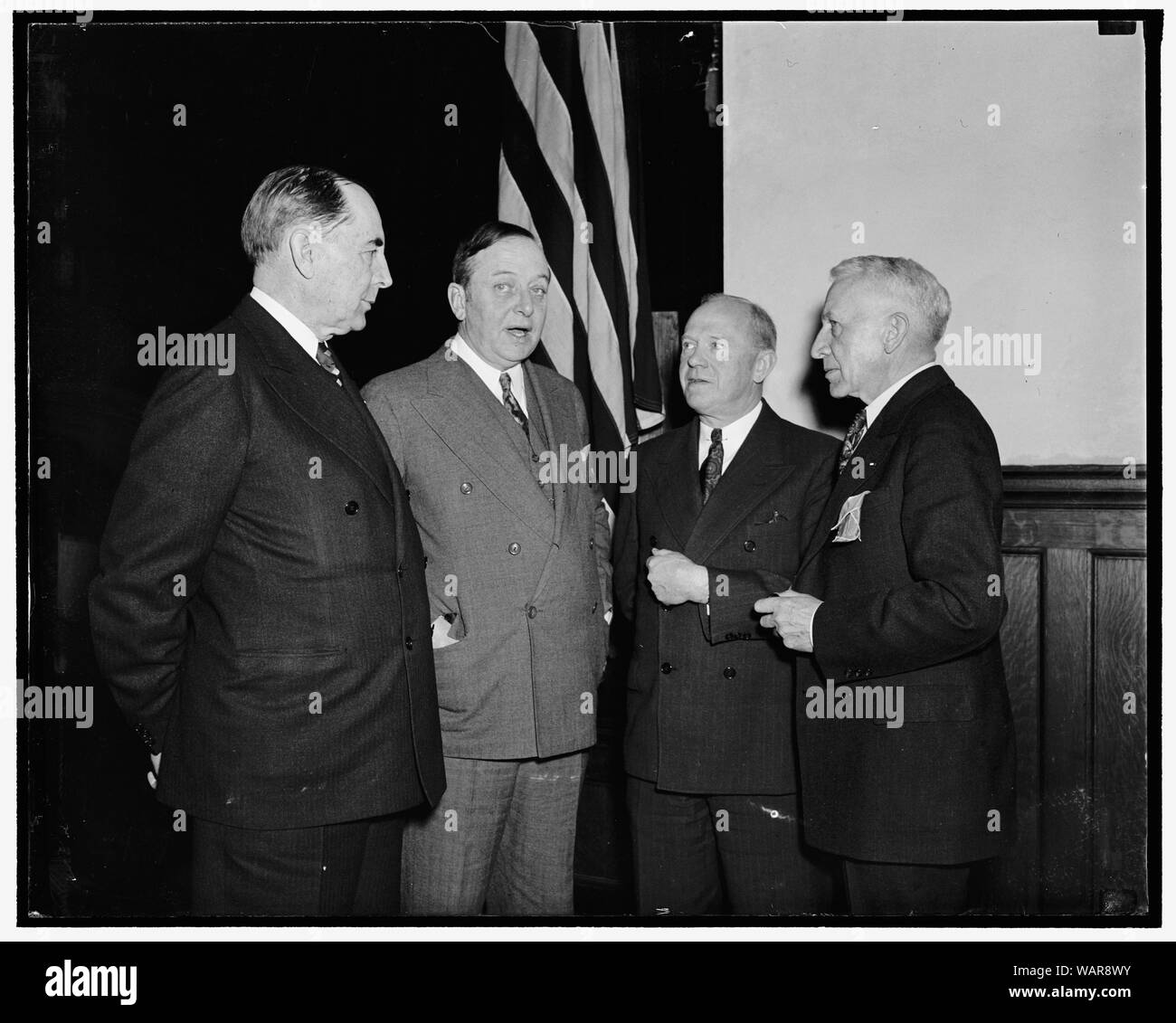 Besprechen die Pläne für die Mobilisierung von 2.000.000 Menschen. Washington, D.C., 28. Pläne für intensive Recruiting Kampagne in der amerikanischen Geschichte, der Inszenierung einer Selective Service Gesetz, das eine militärische Kraft von 2.000.000 Männer innerhalb von vier Monaten zur Verfügung stellen würde, wurde erwartet, dass sie in einem selektiven service Konferenz, die heute in der Army Medical Center eröffnet perfektioniert werden. Im Mittelpunkt der Sitzung waren, von Links nach Rechts: Generalmajor Albert H. Blanding, Chief, US. National Guard Bureau; Konteradmiral Aldolphus Andrews, Leiter Büro der Navigation, UNS. Marine; Maj. Allgemeine Thomas Holc Stockfoto Besprechen die Pläne für die Mobilisierung von 2.000.000 Menschen. Washington, D.C., 28. Pläne für intensive Recruiting Kampagne in der amerikanischen Geschichte, der Inszenierung einer Selective Service Gesetz, das eine militärische Kraft von 2.000.000 Männer innerhalb von vier Monaten zur Verfügung stellen würde, wurde erwartet, dass sie in einem selektiven service Konferenz, die heute in der Army Medical Center eröffnet perfektioniert werden. Im Mittelpunkt der Sitzung waren, von Links nach Rechts: Generalmajor Albert H. Blanding, Chief, US. National Guard Bureau; Konteradmiral Aldolphus Andrews, Leiter Büro der Navigation, UNS. Marine; Maj. Allgemeine Thomas Holc Stockfoto