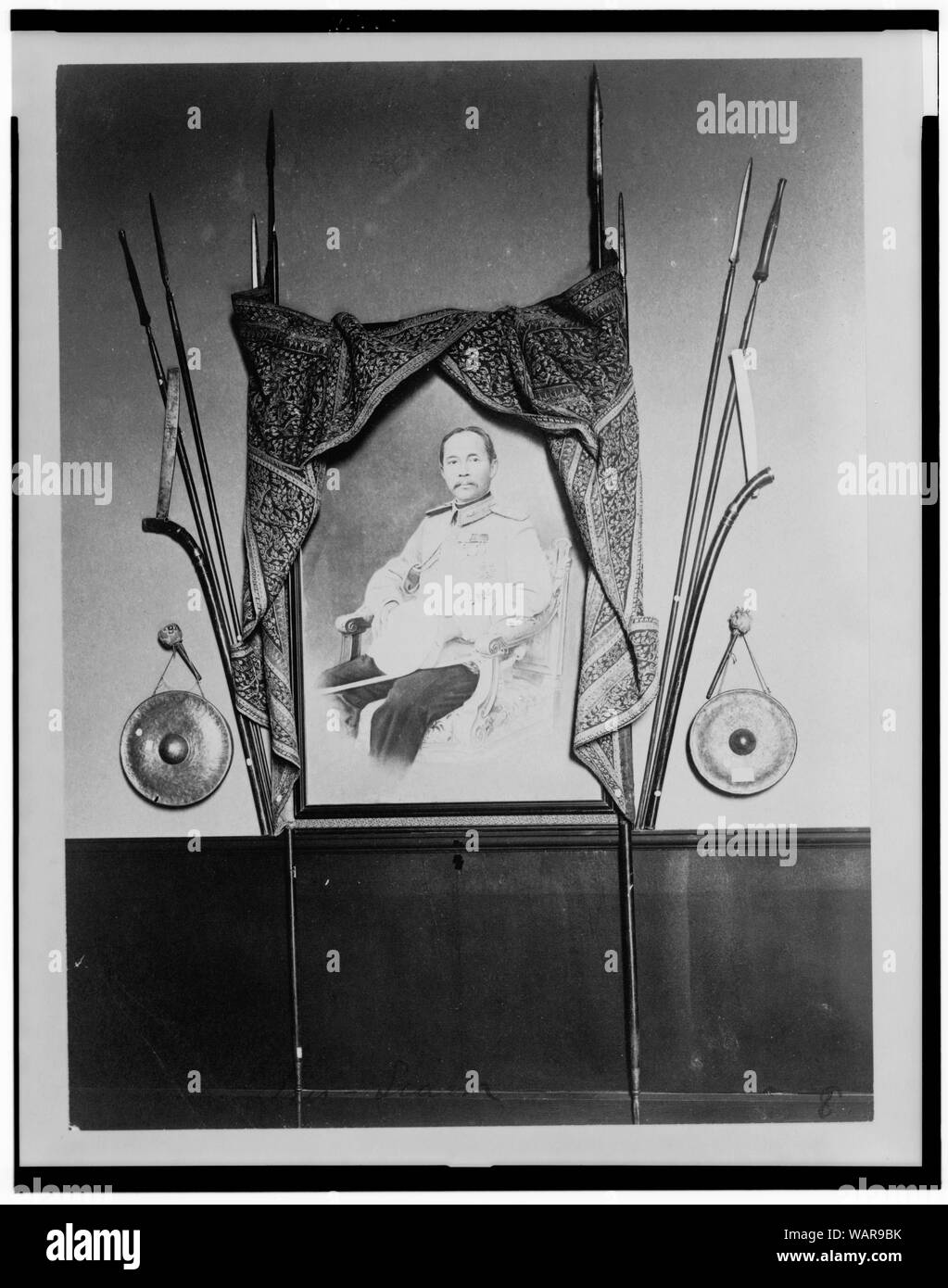 Display mit Porträt eines Mannes, vielleicht Chulalongkorn, der König von Siam, in Siam (Thailand) Ausstellung, Louisiana Purchase Exposition, St. Louis, Missouri Stockfoto