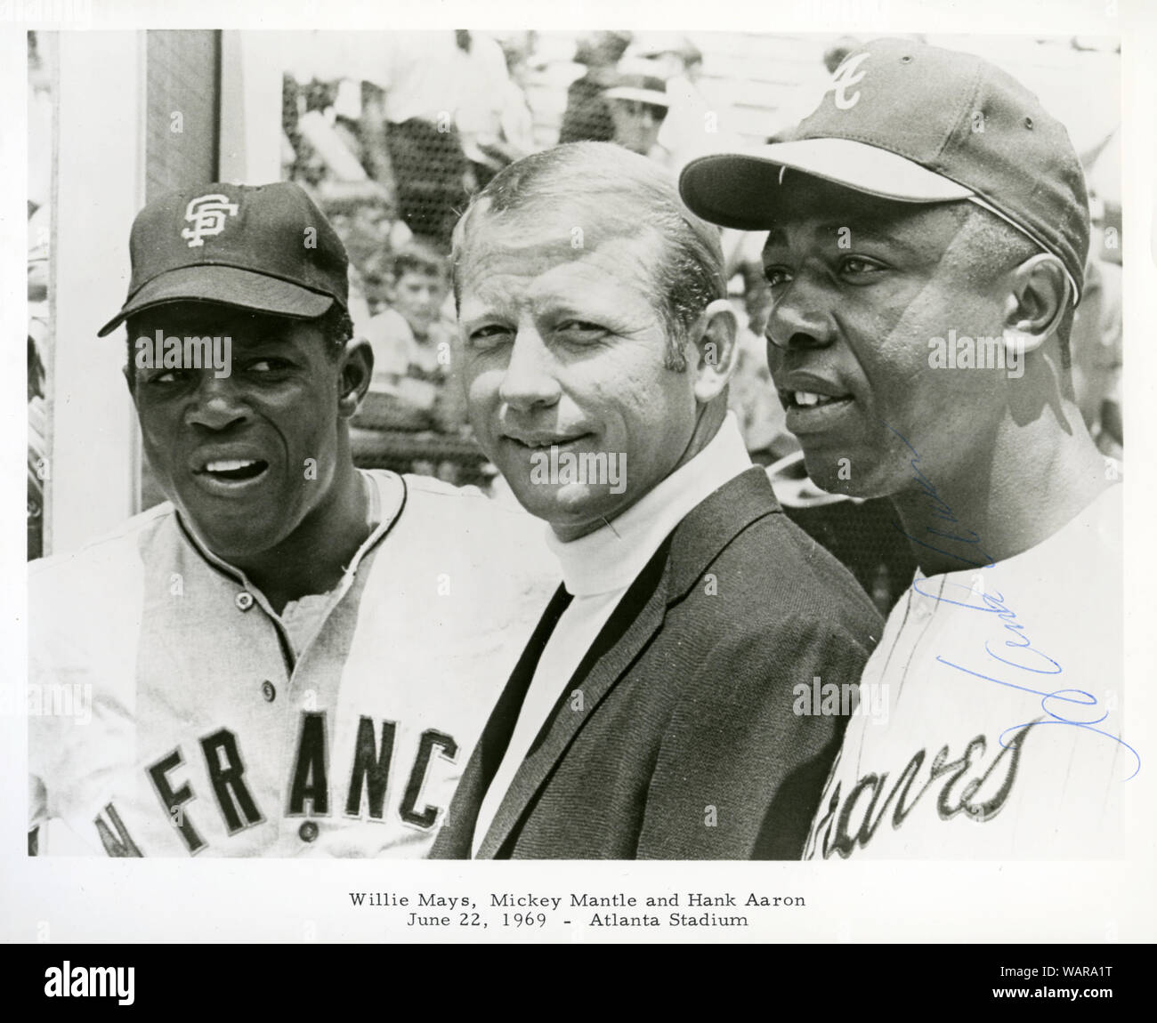 Superstar Baseball spieler Willie Mays, Mickey Mantle und Hank Aaron posieren für ein Foto am All Star Game circal der 1960er Jahre. Stockfoto