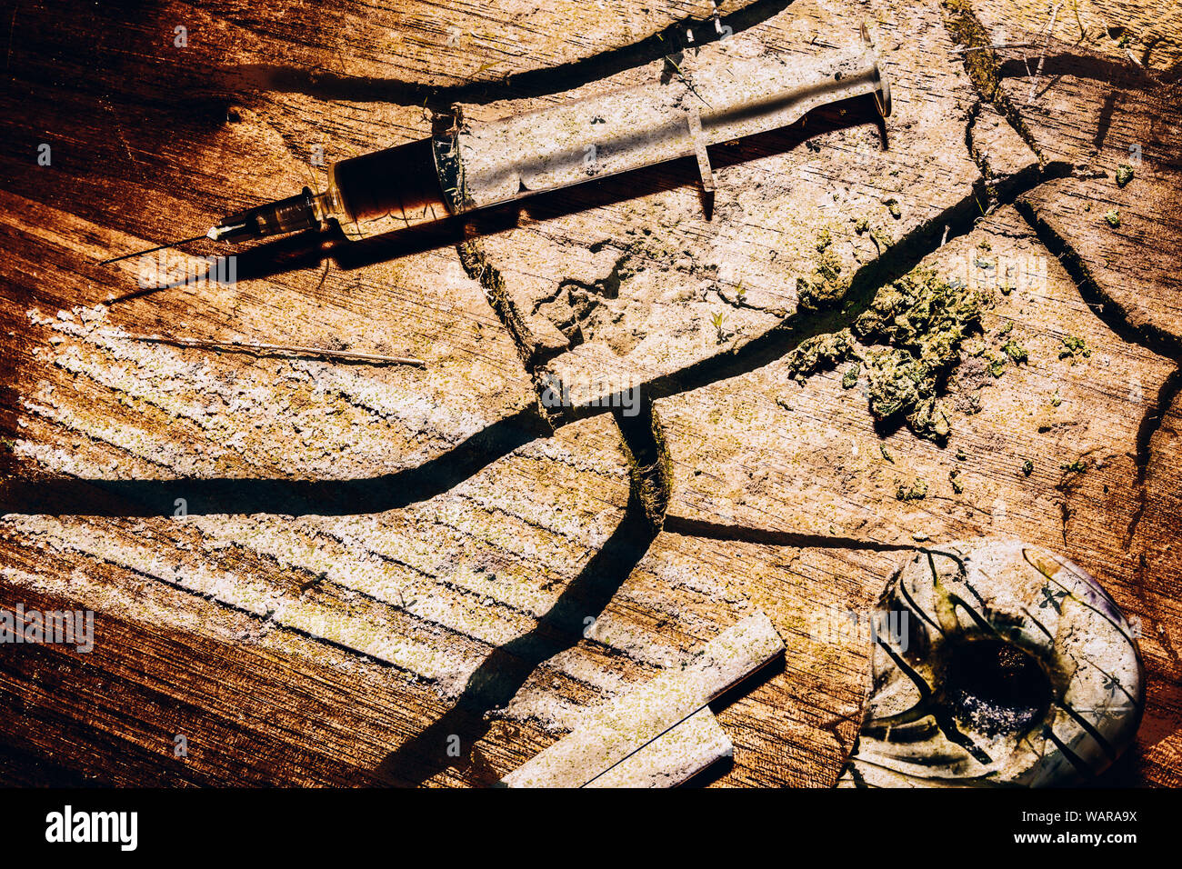 Mischung von harten und weichen Drogen mit Rissen auf einem Holzbrett überlagert - Neigung Konzept Stockfoto