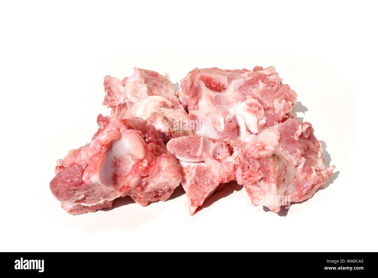 Rohes Schweinefleisch Wirbelsäule auf einem weißen Hintergrund, Fleisch und Knochen für Suppe kochen Stockfoto