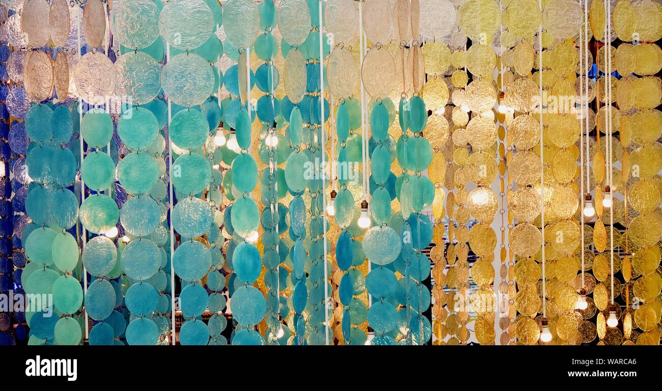 Der durchsichtige Grün und Gelb pie Platte auf jede Partie gesäumt Oberfläche, Blur abstrakt hintergrund farbe Glas und Licht Zierpflanzen Stockfoto