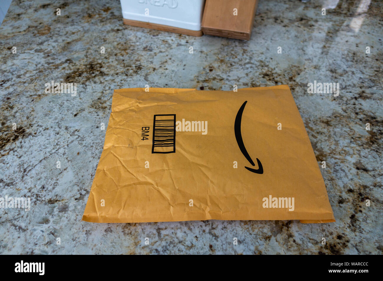 Orlando, FL/USA -8/20/19: Ein Amazon Paket online bestellt und zu einem Haus sitzen auf einem Küchentisch geliefert. Stockfoto
