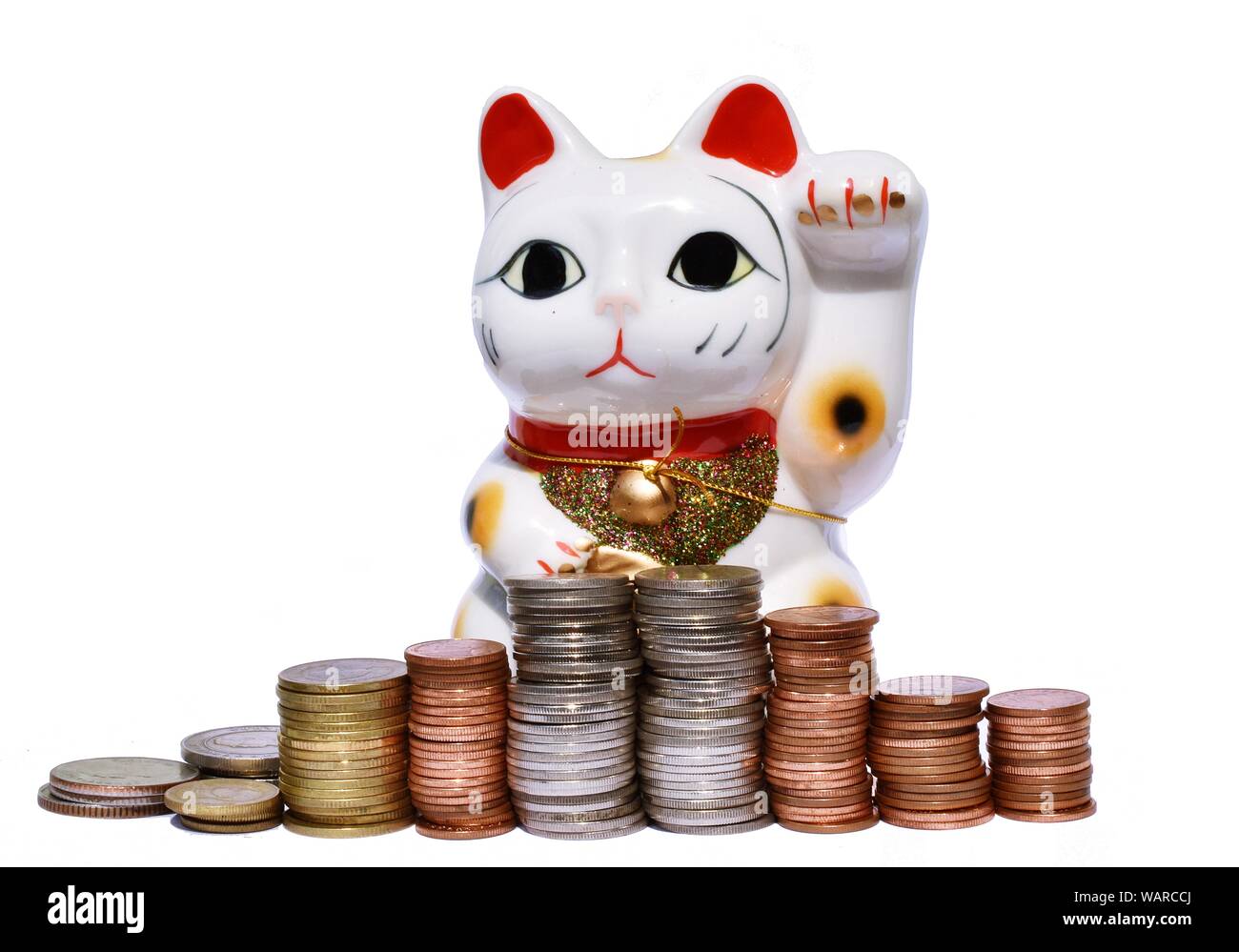 Japan lucky cat oder Maneki Neko mit Stapeln von coinson weißer Hintergrund Stockfoto