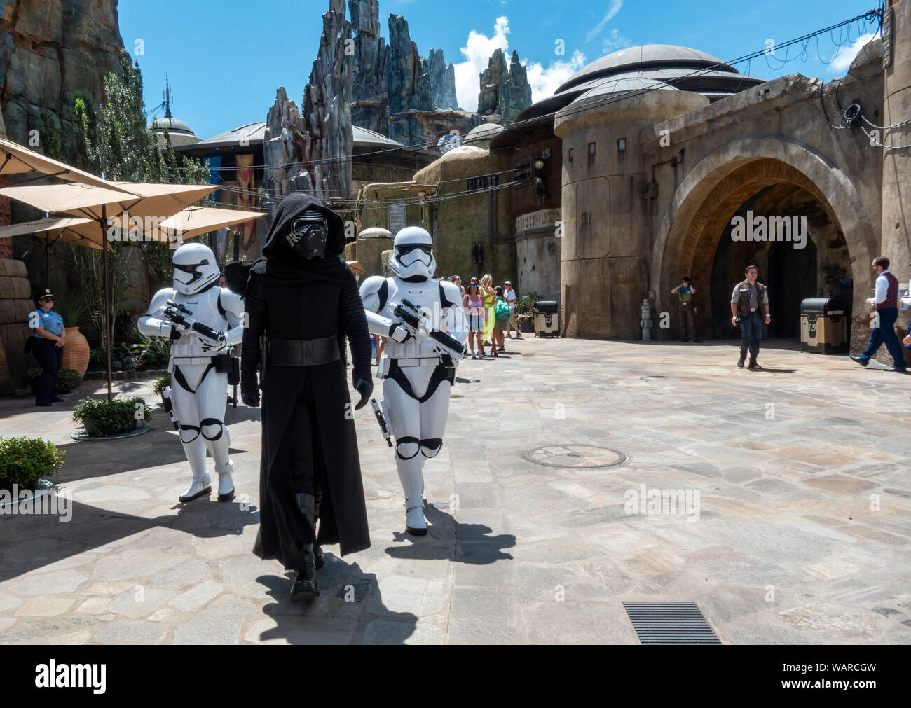 Orlando, FL/USA -8/20/19: Kylo Ren und zwei Sturmtruppen zu Fuß unter den Touristen in Disney World Hollywood Studios's Star Wars Galaxie Kante. Stockfoto
