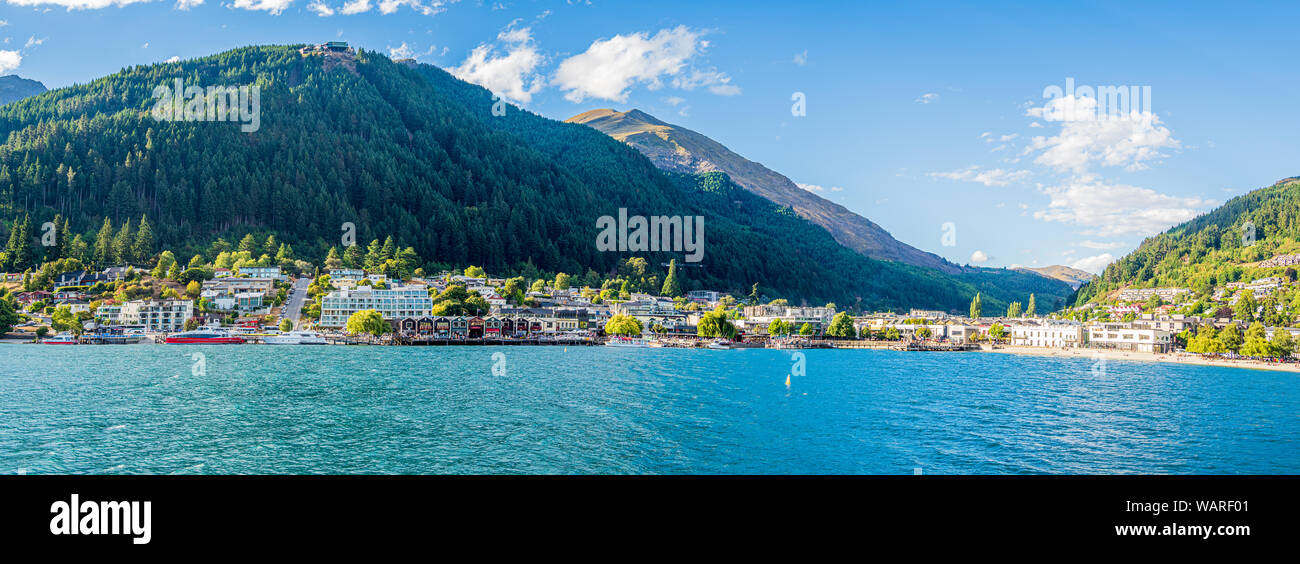 Schönen Queenstown von Bord ein Boot auf dem See. Stockfoto