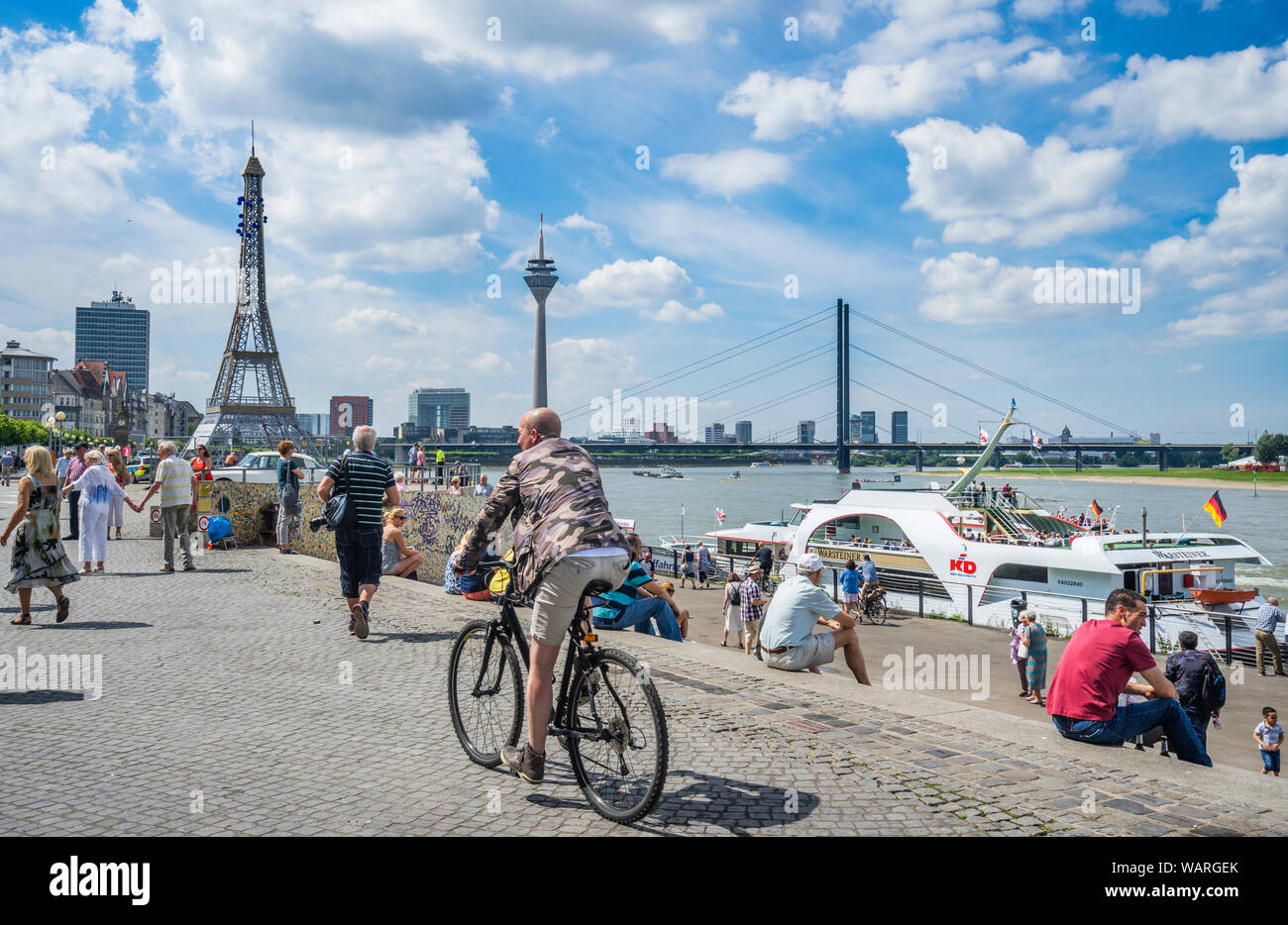 Beliebte Rhein promenade Düsseldorf mit mock Eiffelturm während der Französischen Festival, Düsseldorf, Nordrhein-Westfalen, Deutschland Stockfoto