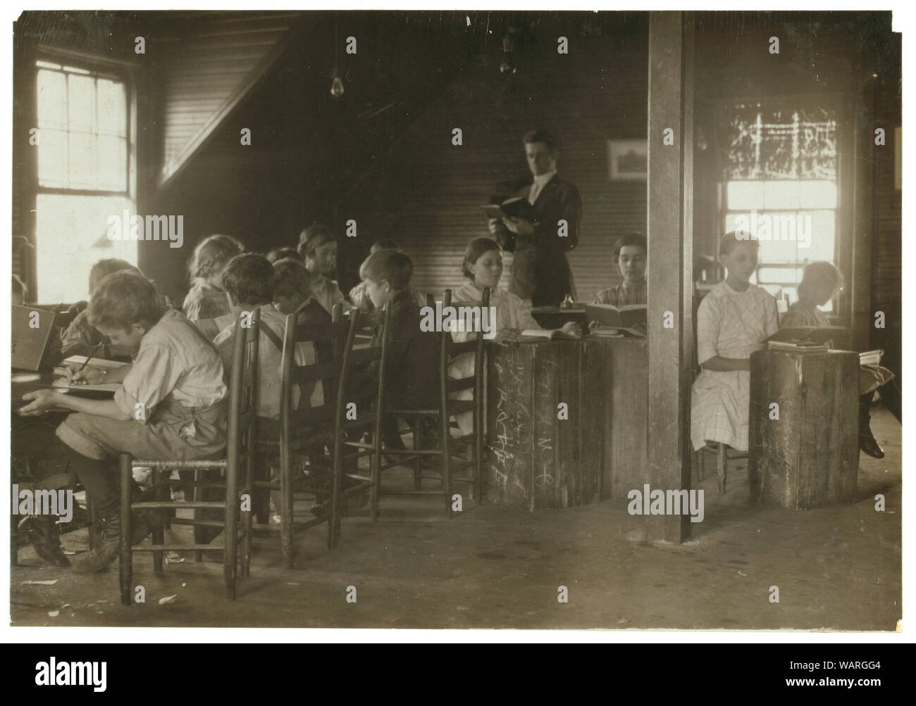 Dotheboys Hall in der Sitzung versteckt im Obergeschoss über den Store. Mit alten, verfallenen Bänke und Stühle. Der Unterricht beginnt um 6 Uhr und die letzten sechs Stunden lang, und diese Kinder, die am Morgen in die Mühle am Nachmittag besuchen und vice versa für die erforderlichen acht Wochen, die das Gesetz gibt. Alles unter Berücksichtigung es zeigt, was Travestie Berufsberatung werden kann, und ist in sich selbst das beste Beispiel für Dotheboys Hall, den ich überhaupt gesehen habe, außer dass es nicht halb so praktisch wie Squeer's School war. Siehe Hine Report. Abstract: Fotografien aus den Aufzeichnungen Stockfoto