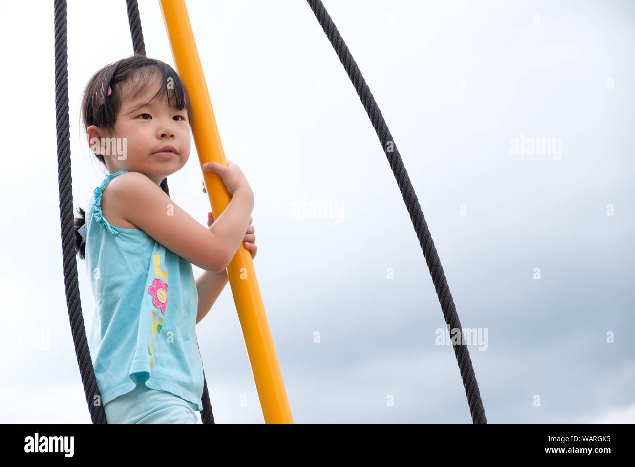 Aktiver kleiner Kleinkind Mädchen auf dem Spielplatz Stockfoto