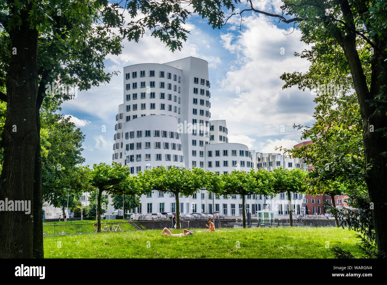 Die verzerrten aussehende Gebäude, die von amerikanischen Architekten Frank O. Gehry sind eine der am meisten stricking bietet der Düsseldorfer Medienhafen im Hafen von Dü Stockfoto