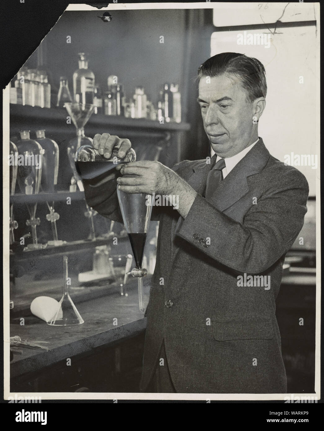 Dr. Alexander Gettler, Toxikologe und forensischen Chemiker mit dem Büro des Chief Medical Examiner der Stadt New York, in einem Labor Stockfoto