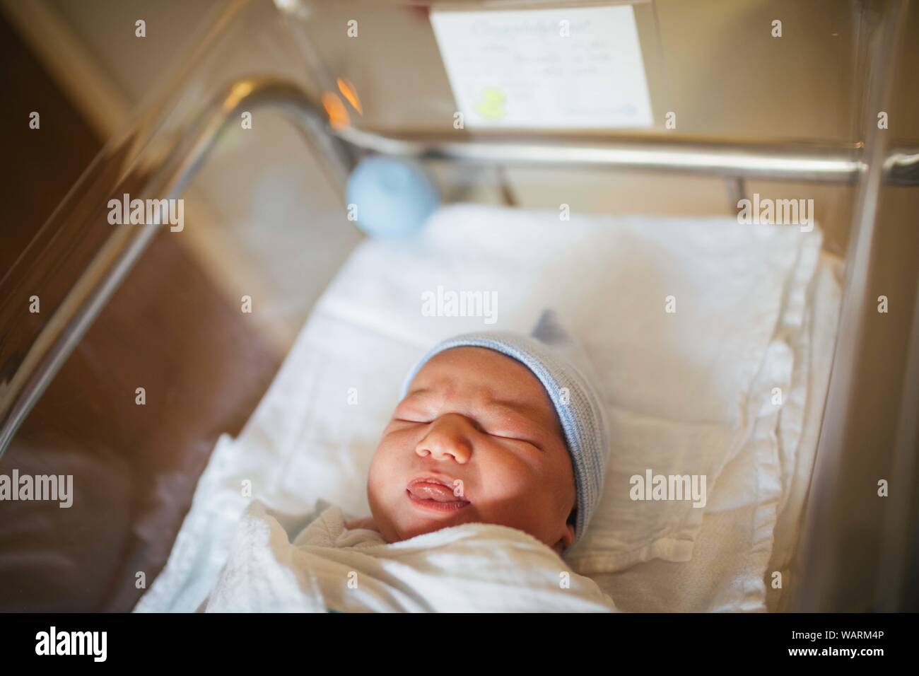 Neugeborene schlafen im Krankenhaus Stockfoto