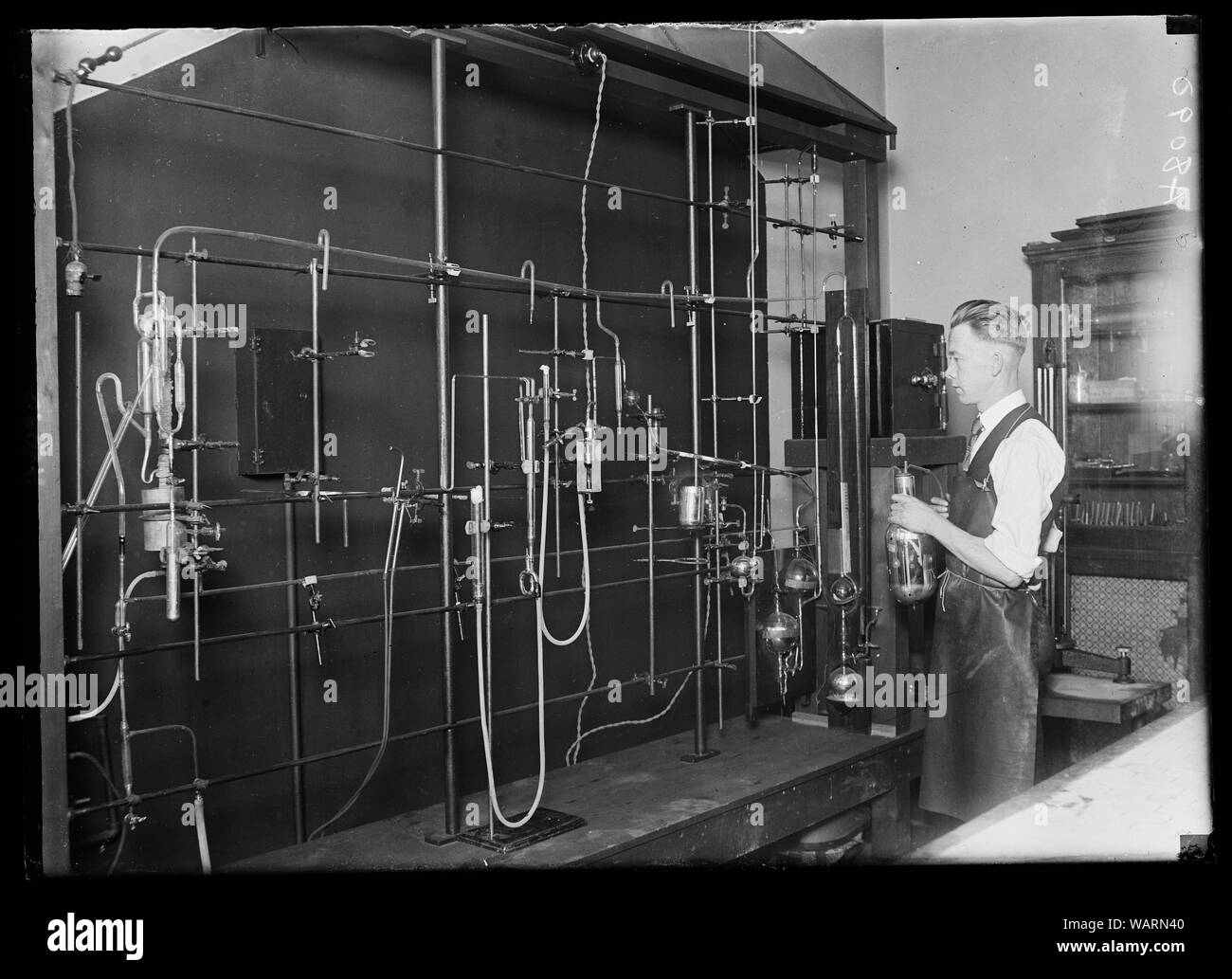 Dr. D.C. Bardwell, des Forschungslabors der US-Büro der Gruben, Sammeln von gasförmigen Radium Emanation. Das radium ist in dem kleinen Safe an der rechten Seite. Sammlungen sind in Abständen von 4 bis 10 Tagen. Das Gas wird unter Vakuum angesaugt und durch eine flüssige Luft Kühlung gereinigt. Das gereinigte Gas, sehr kleinen aber leistungsfähigen in seine Aktion ist in der Studie von Gas Reaktionen verwendet. Die Arbeit ist unter der direkten Aufsicht von Dr. S.C. Lind, Chief Chemiker der Büro der Gruben Stockfoto