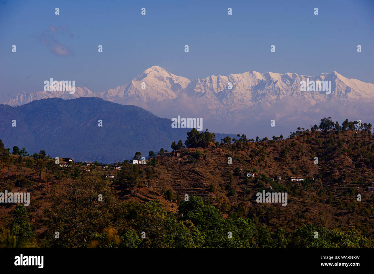 Himalaya in der Ferne, wie aus Lamgara Dorf gesehen, Kumaon Hügel, Uttarakhand, Indien Stockfoto