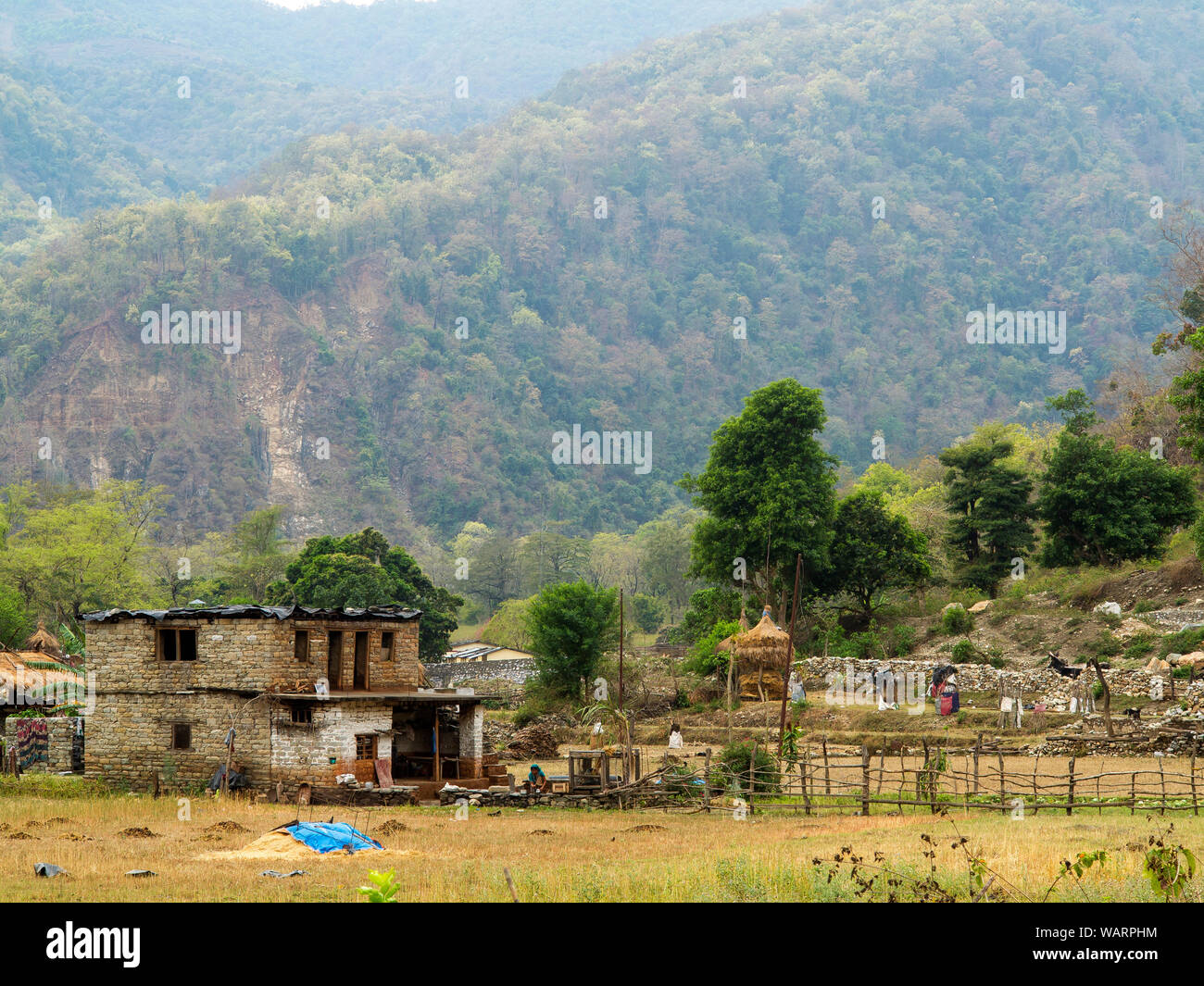 Sem Dorf am Ufer des Flusses Ladhya, berühmt durch Jim Corbett Menschenfresser von Kumaon Buch, Kumaon Hügel, Uttarakhand, Indien Stockfoto