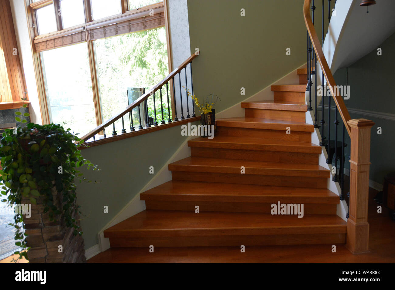 Interieur aus Holz Treppe von Luxus Wohnhaus mit Geländer. Stockfoto