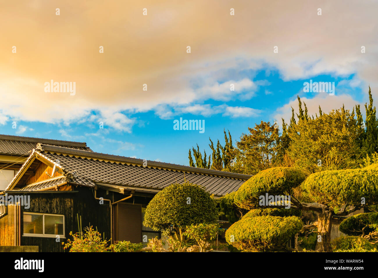 Schöne Außenfassade der traditionellen Häuser in der Präfektur Yamaguchi, Japan Stockfoto