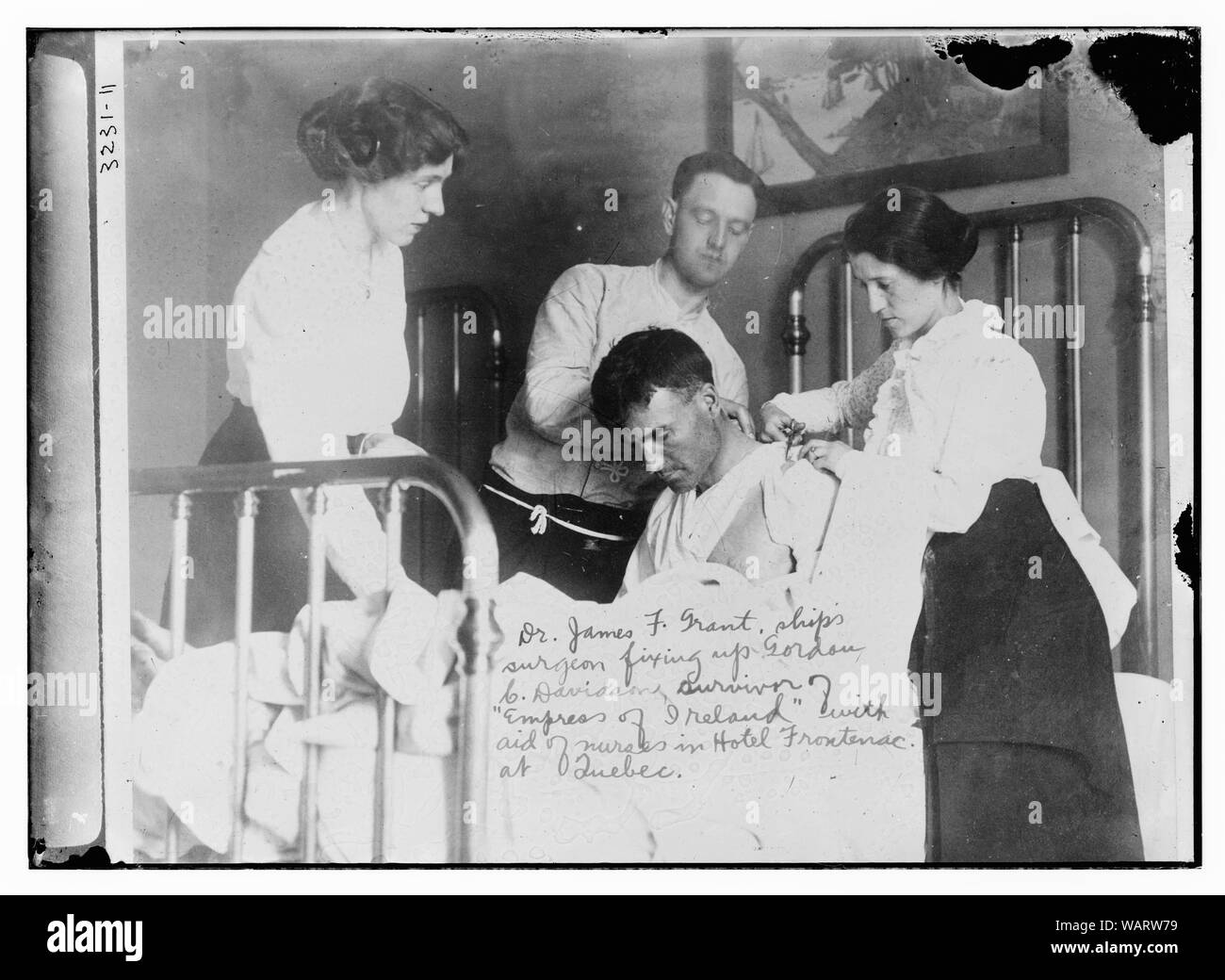 Dr. James F. Grant, Schiffe Chirurg, Gordan C. Davidson, Überlebender der EMPRESS OF IRELAND, mit Hilfe der Pflegekräfte in Frontenac Hotel in Québec zu reparieren Stockfoto