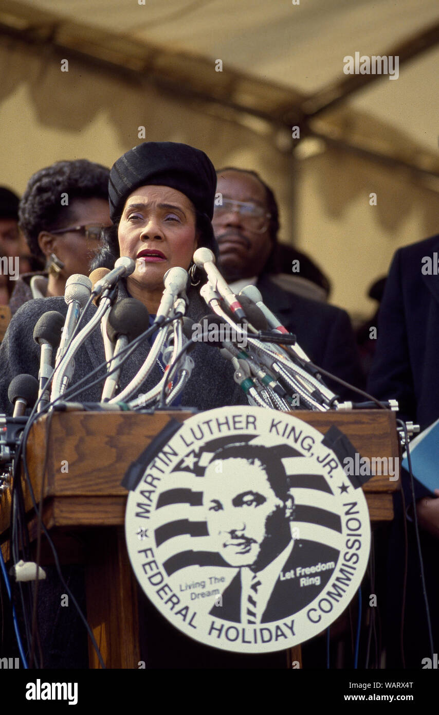 Dr. Martin Luther King, Jr.'s Witwe, Coretta Scott King, spricht auf eine 1988 Fall, in dem eine Time Capsule halten einige von Dr. King's Besitz ist auf den Boden bei Freedom Plaza auf der Pennsylvania Avenue, Washington, D.C abgesenkt Stockfoto