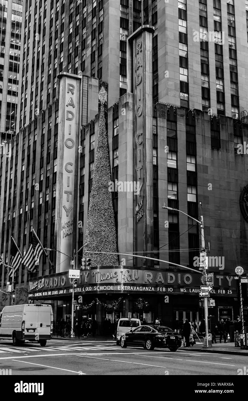 Äußere der Radio City Music Hall mit einem großen Weihnachtsbaum in New York City in Schwarz und Weiß Foto in der Weihnachtszeit, abgebildet. Stockfoto