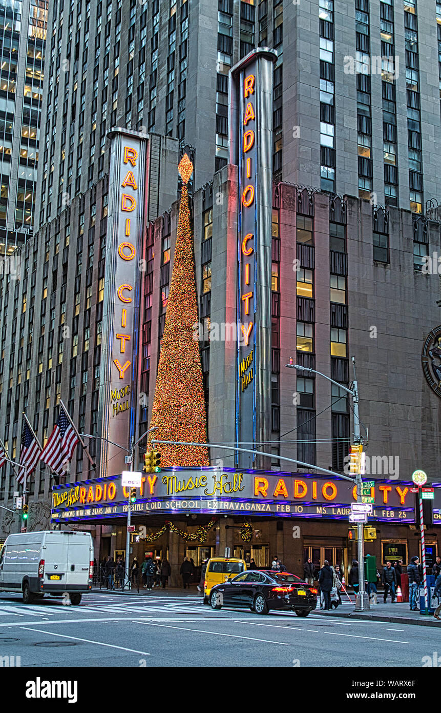 Äußere der Radio City Music Hall mit einem großen Weihnachtsbaum in New York City in dieser Farbe Foto in der Weihnachtszeit, abgebildet. Stockfoto