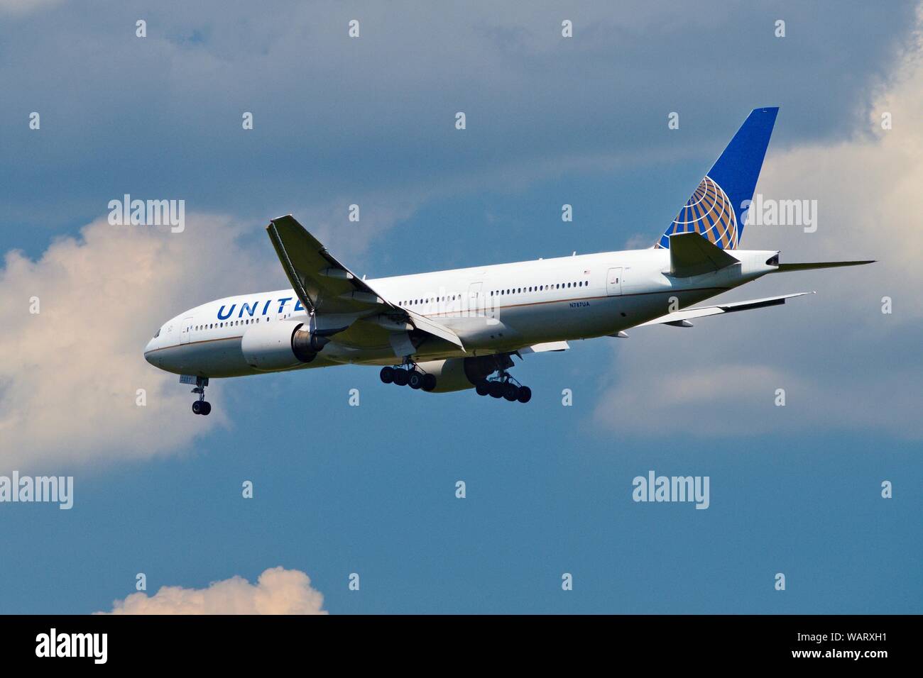 United Airlines Boeing 777-200ER Landing At Dulles Airport Stockfoto
