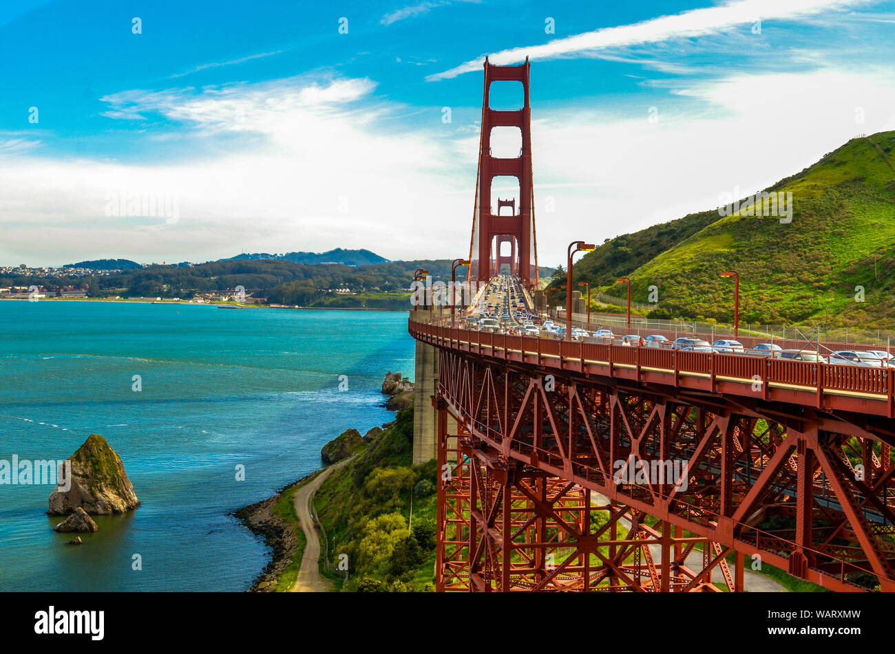 Foto von Rush Hour Traffic auf der Golden Gate Bridge auf einem schönen Nachmittag mit wunderschönen Wolken im Himmel. Stockfoto