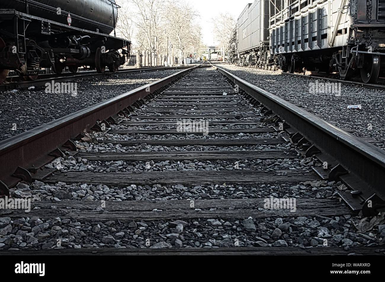 Ende der Gleise an der Railway Museum in der Altstadt von Sacramento an einem heißen Tag birght in Schwarz und Weiß. Stockfoto