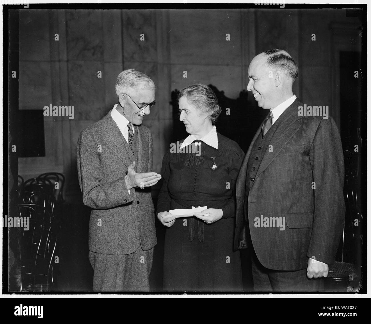 Dr. Townsend und Vertreter. Washington, D.C. Jan. 16. Foto zeigt Dr. Townsend, die das neue "allgemeine Wohlfahrt Bill', ist, dass der Arzt versucht, gemacht zu haben, ein Gesetz durch die Bemühungen einiger seiner Kongreßabgeordneten Name. Nach rechts: Dr. Francis E. Townsend, Rep. Nan Honeyman von Oregon und Rep. Ralph O. Braut von Maine Links Stockfoto