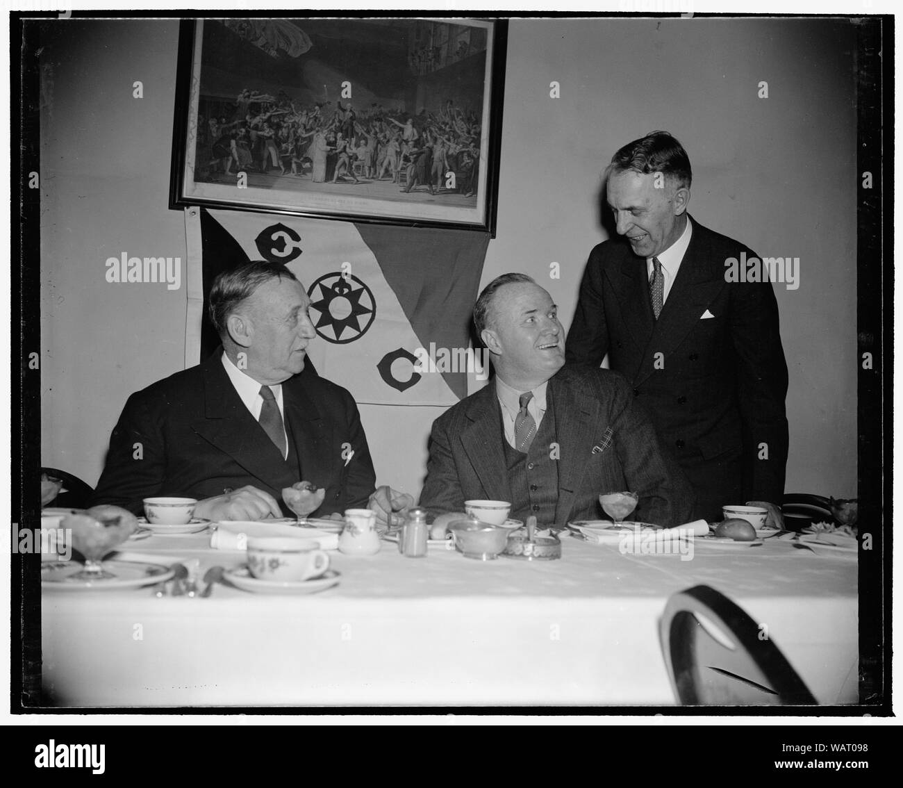 Dr. Walter Granger des American Museum of Natural History in New York, war Hauptredner, Kapitän Hertford Cowling, Sekretär der Washington Kapitel des Explorers' Club, und Carl Loman, Rentier, der König von Alaska am Abendessen der Washington Kapitel der Club der Explorer an der Universität Club Stockfoto