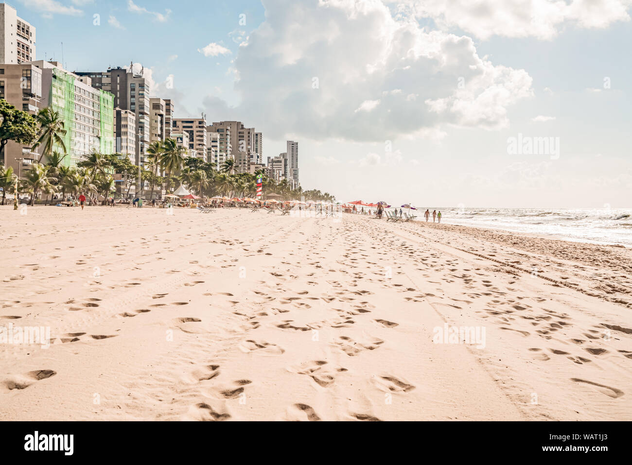 Strand Boa Viagem, Recife, Pernambuco, Brasilien - Juni, 2019: Blauer Himmel Tag am Strand am frühen Morgen mit den Füßen im Sand. Stockfoto