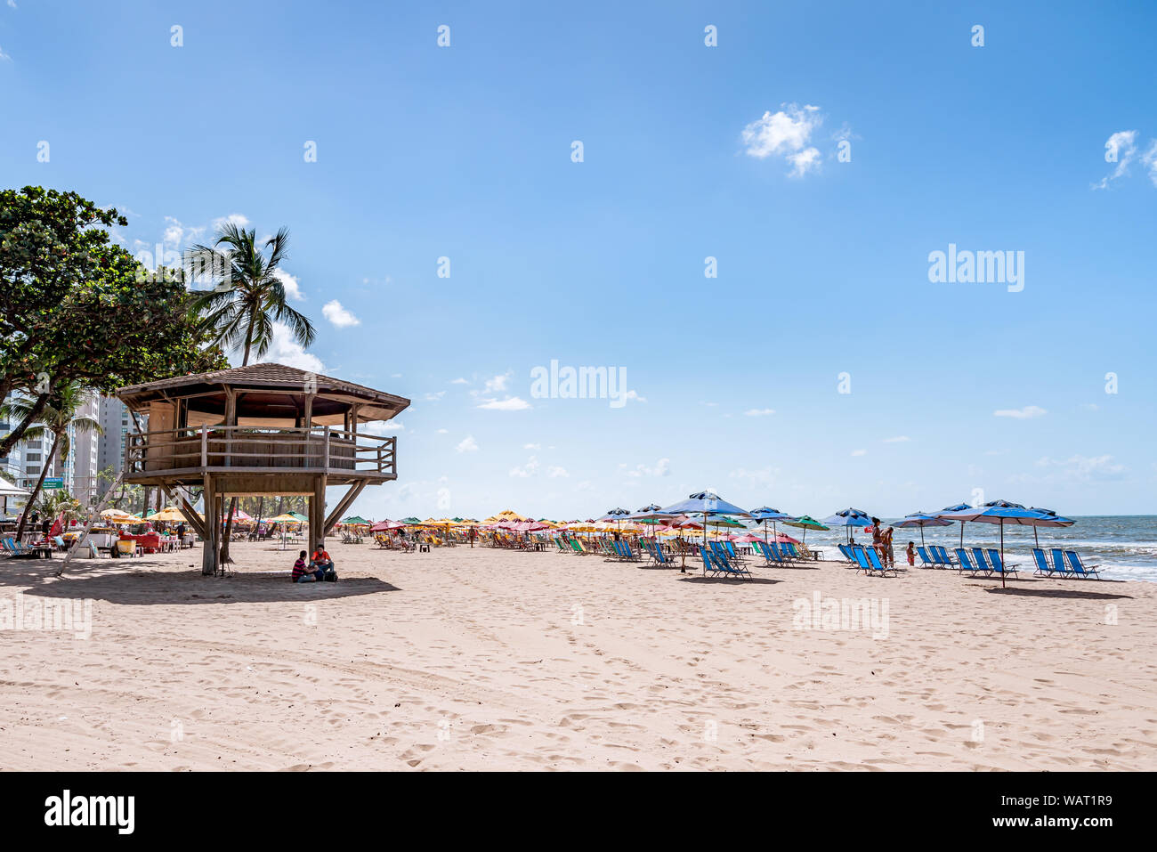Strand Boa Viagem, Recife, Pernambuco, Brasilien - Juni, 2019: Schönen blauen Himmel Tag am Strand am frühen Morgen. Stockfoto