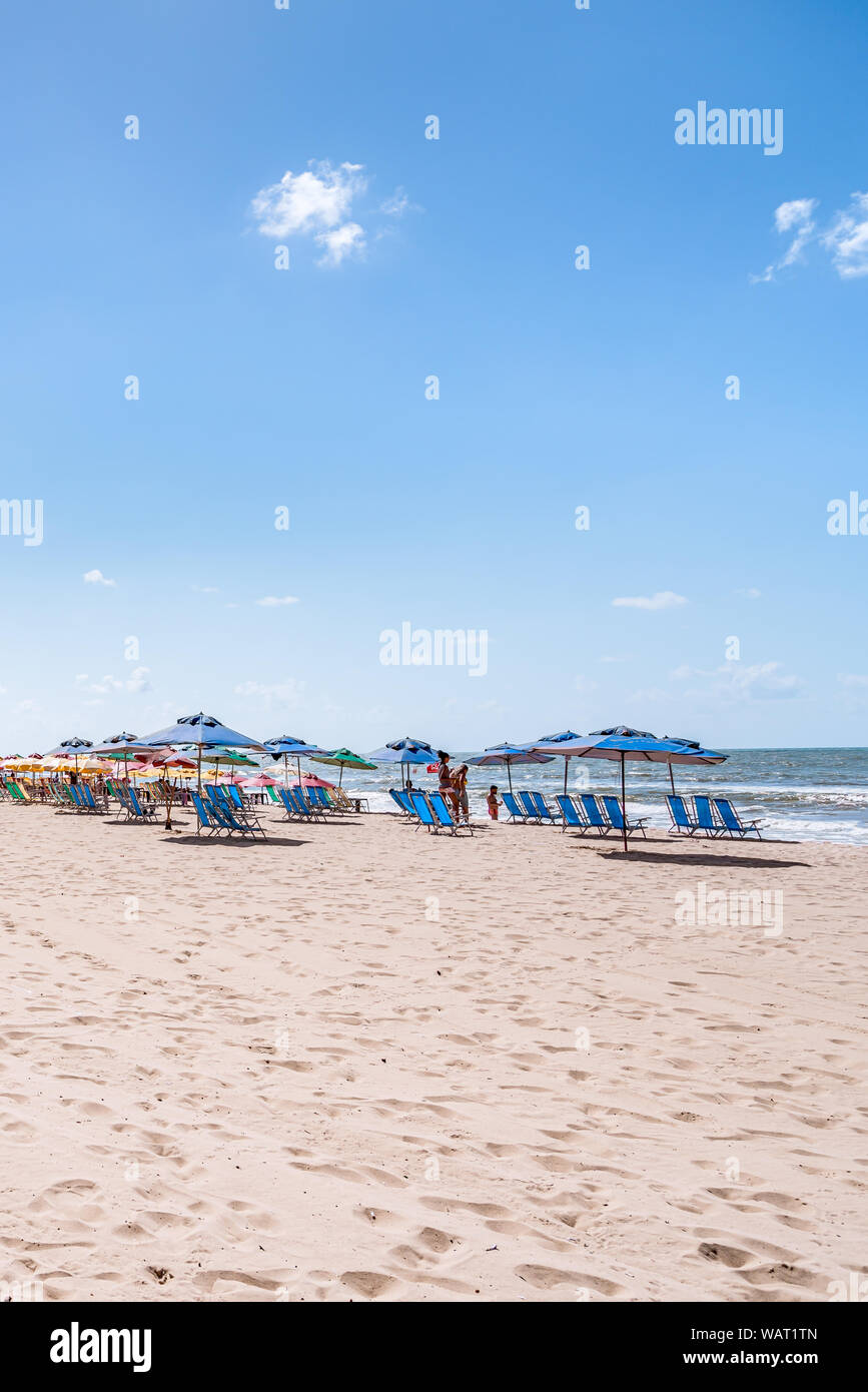 Strand Boa Viagem, Recife, Pernambuco, Brasilien - Juni, 2019: Schönen blauen Himmel Tag am Strand am frühen Morgen. Stockfoto